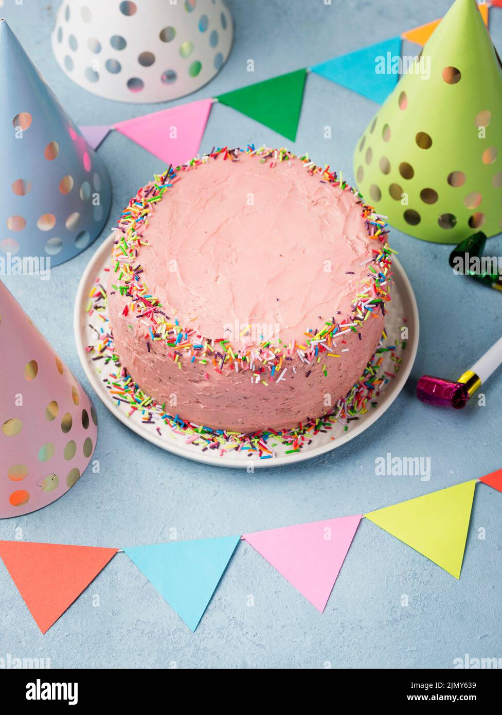 High-Winkel-Sortiment mit Party-Hüte rosa Kuchen Stockfoto