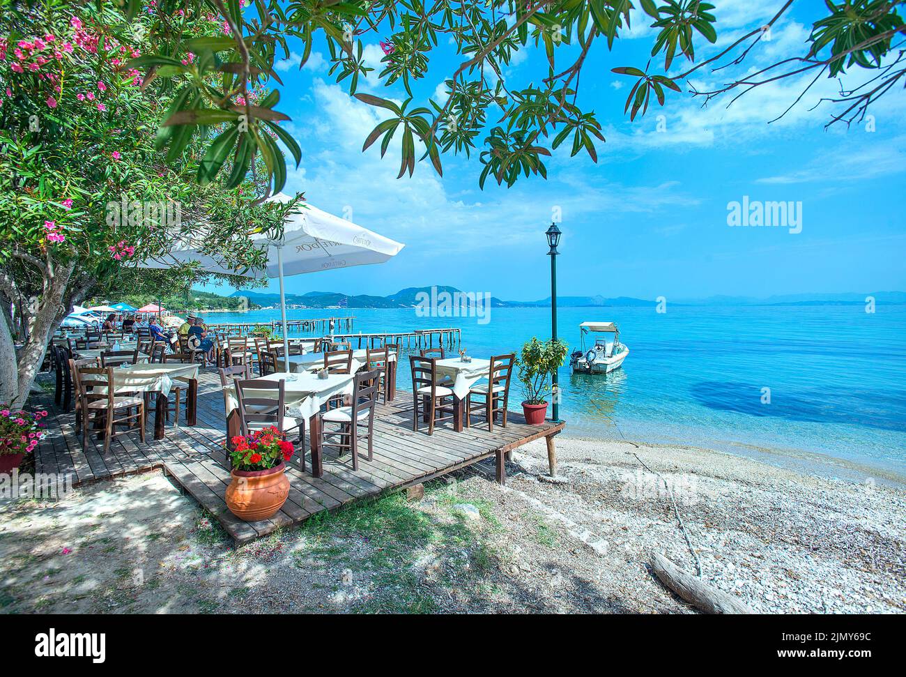 Boukari, Taverna mit Blick auf das Meer, Korfu, Ionische Inseln, Griechenland Stockfoto