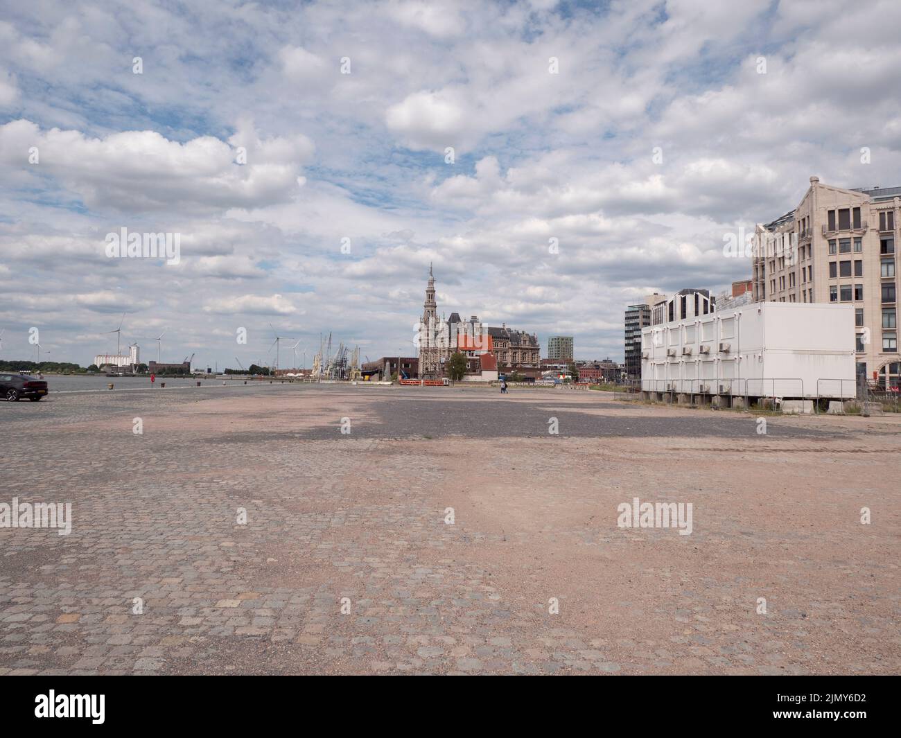Antwerpen, Belgien, 02. Juli 2022, Stadtbild über den Kais der Schelde in Antwerpen, Belgien Stockfoto