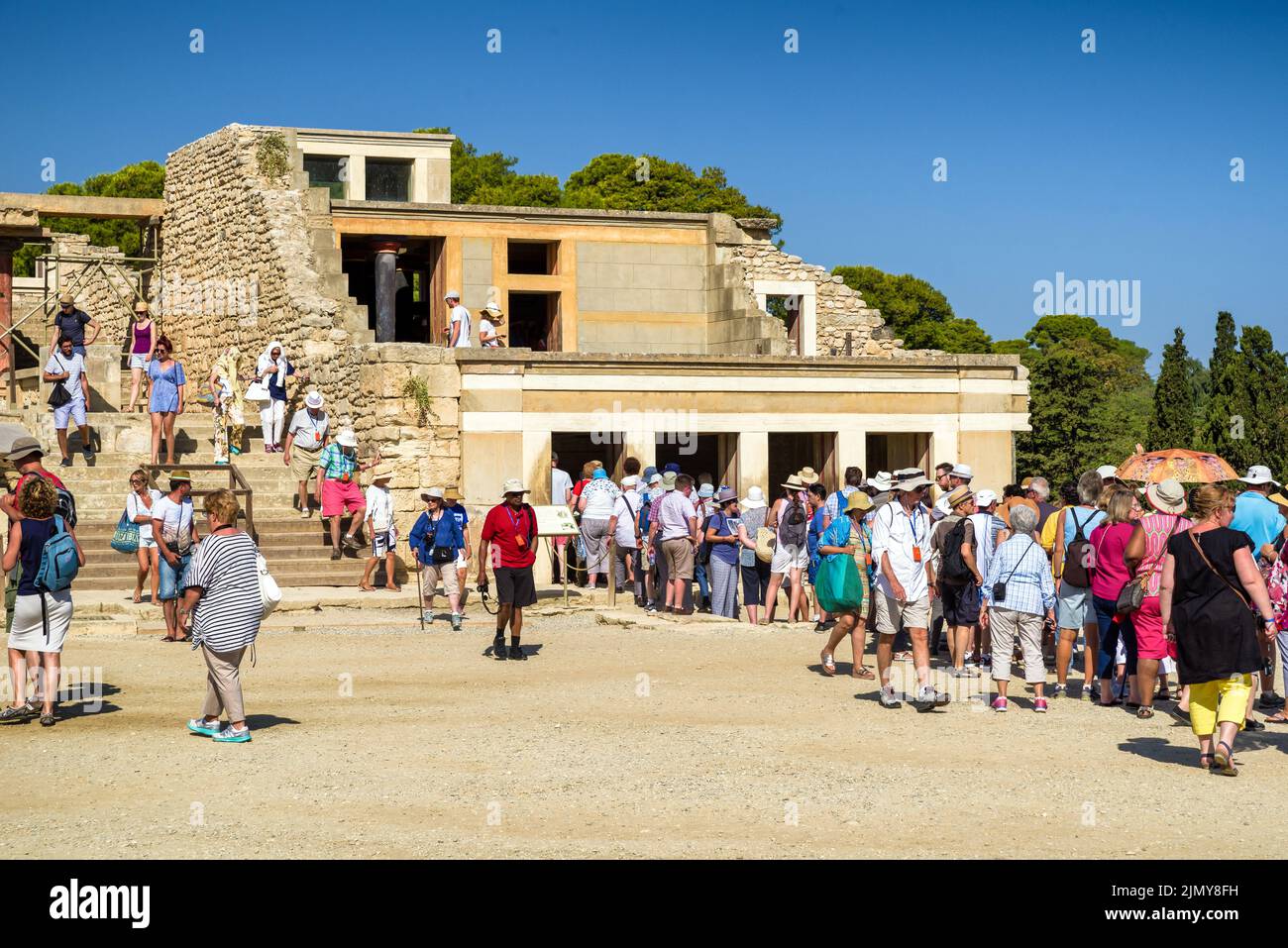KNOSSOS, GRIECHENLAND - 18. SEPTEMBER: Besucher warten am 2017. September in Folge auf die größte bronzezeitliche archäologische Stätte auf der Insel Kreta - den Palast Knossos Stockfoto