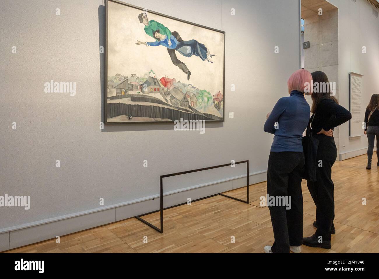 Moskau, Russland - 2. April 2022: Staatliche Neue Tretjakow-Galerie auf Krymsky Val. In den Hallen der Galerie sehen sich die Menschen die Malerei von Marc Chagall an. Moderne zeitgenössische Kunst Stockfoto