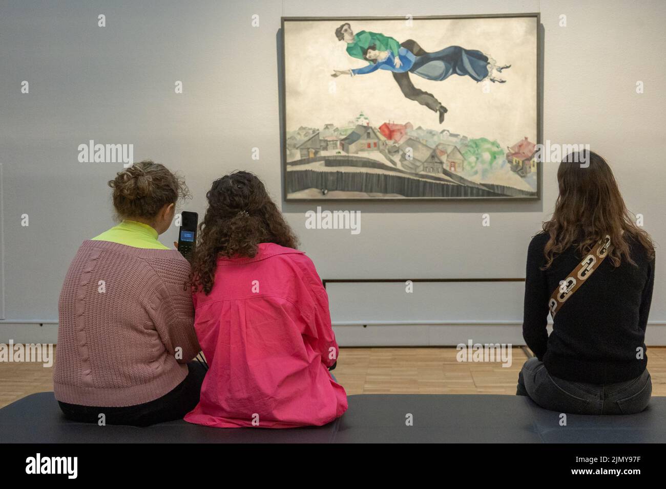 Moskau, Russland - 2. April 2022: Staatliche Neue Tretjakow-Galerie auf Krymsky Val. In den Hallen der Galerie sehen sich die Menschen die Malerei von Marc Chagall an. Moderne zeitgenössische Kunst Stockfoto