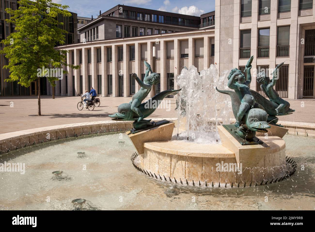 Das Gerling Quartier, Brunnen mit vier Jungen, die auf Delfinen reiten vom Künstler Arno Breker im Gereonshof, Köln. das Gerling Quartier, Brun Stockfoto