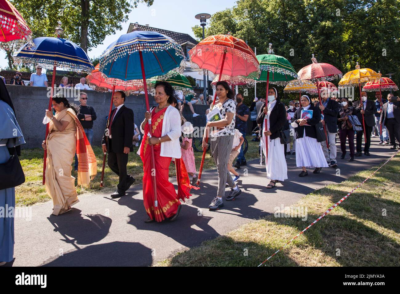 Corpus Christi Schiffsprozession Muelheimer Gottestracht auf dem Rhein, Köln, Deutschland. Mitglieder der indischen Gemeinschaft auf dem Prozessionsweg Stockfoto