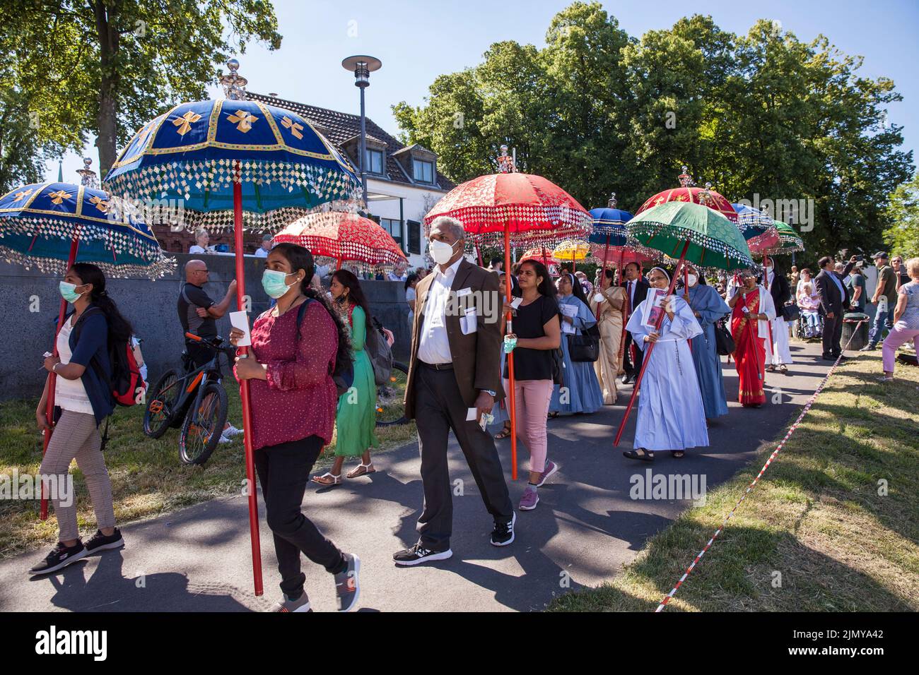 Corpus Christi Schiffsprozession Muelheimer Gottestracht auf dem Rhein, Köln, Deutschland. Mitglieder der indischen Gemeinschaft auf dem Prozessionsweg Stockfoto