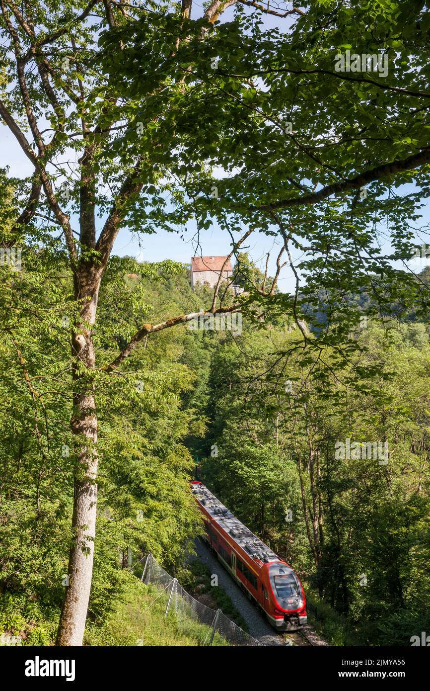 Die Hoenne-Talbahn und Schloss Klusenstein über dem Hoenne-Tal zwischen Hemer und Balve, Sauerland, Nordrhein-Westfalen, Deutschland. H Stockfoto