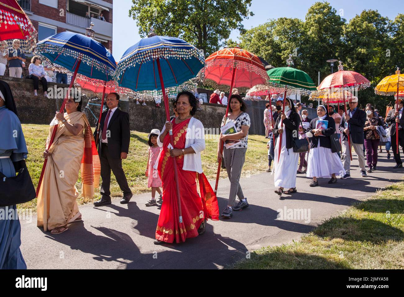Corpus Christi Schiffsprozession Muelheimer Gottestracht auf dem Rhein, Köln, Deutschland. Mitglieder der indischen Gemeinschaft auf dem Prozessionsweg Stockfoto