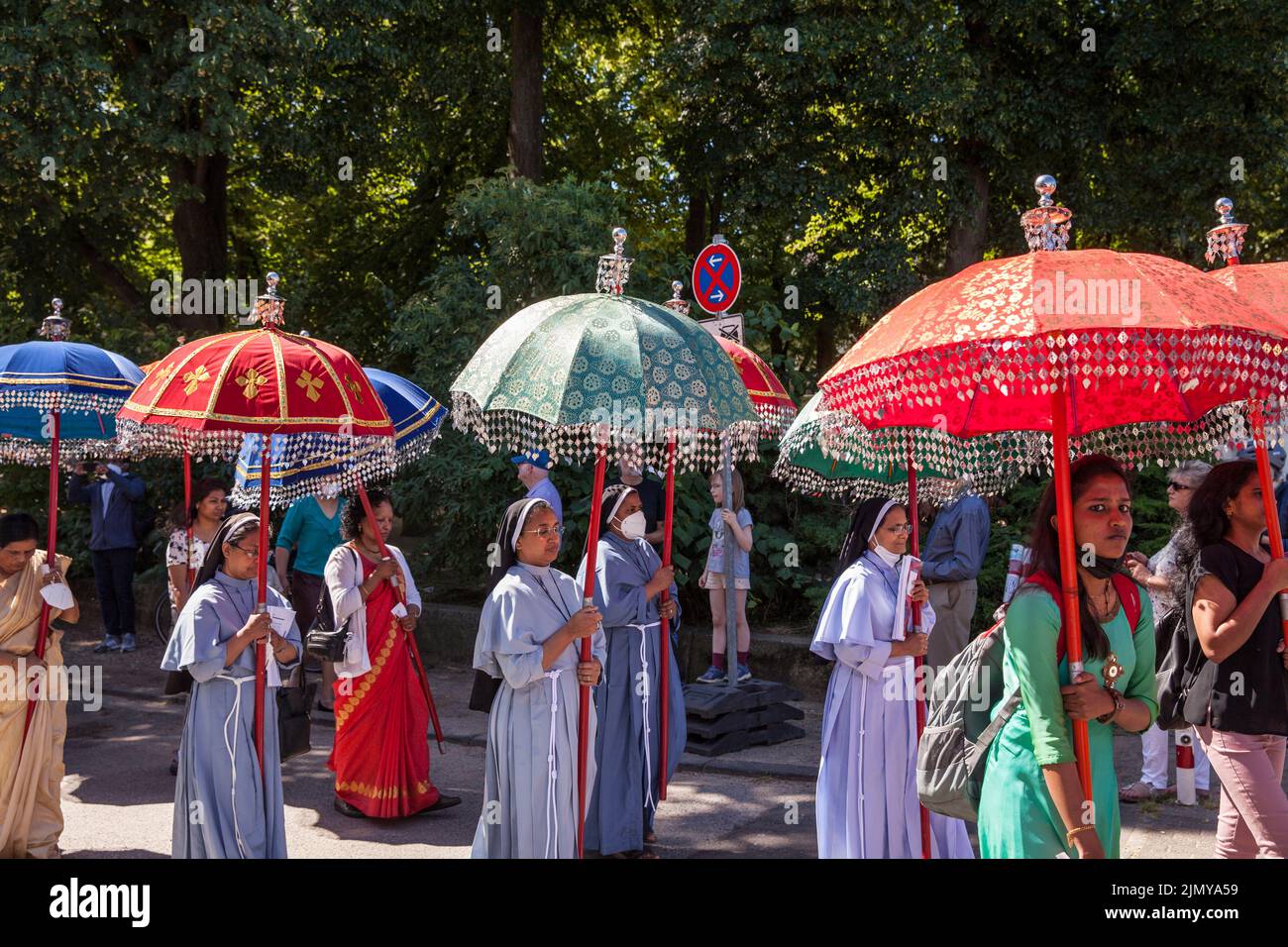 Corpus Christi Schiffsprozession Muelheimer Gottestracht auf dem Rhein, Köln, Deutschland. Mitglieder der indischen Gemeinschaft auf dem Prozessionsweg Stockfoto