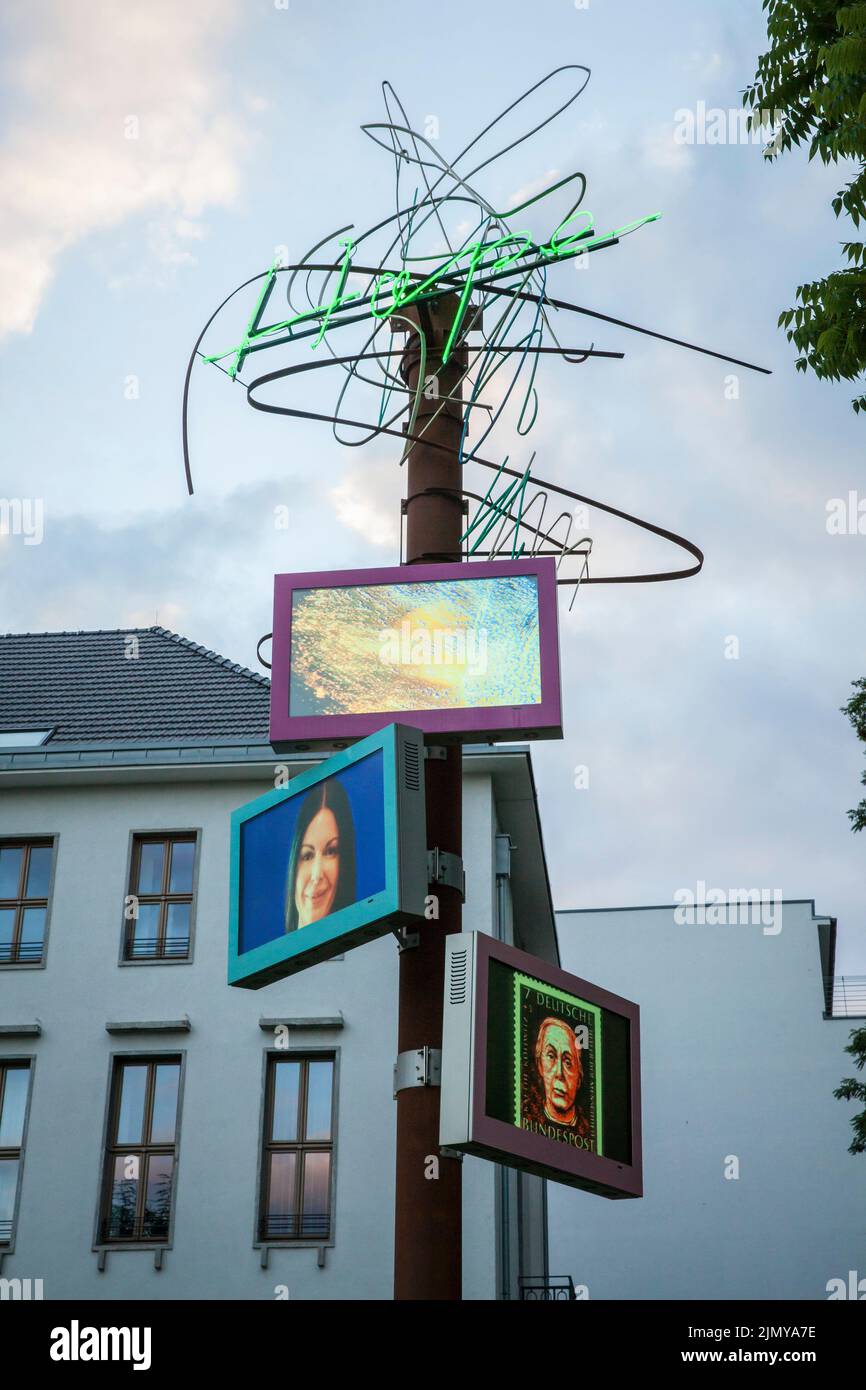 Das Kunstwerk HOPE des Künstlers HA Schult vor der Bank für Sozialwirtschaft an der Straße Konrad-Adenauer-Ufer, Köln, Deutschland. The Eight-Me Stockfoto