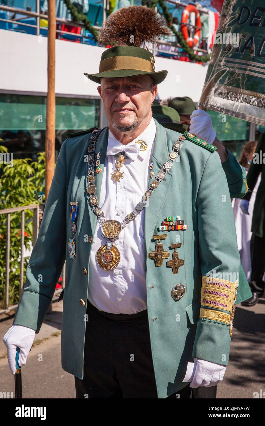 Schütze bei der Fronleichnamsprozession Muelheimer Gottestracht auf dem Rhein, Köln, Deutschland. Schuetze bei der Fronleichnams-Schiffspro Stockfoto