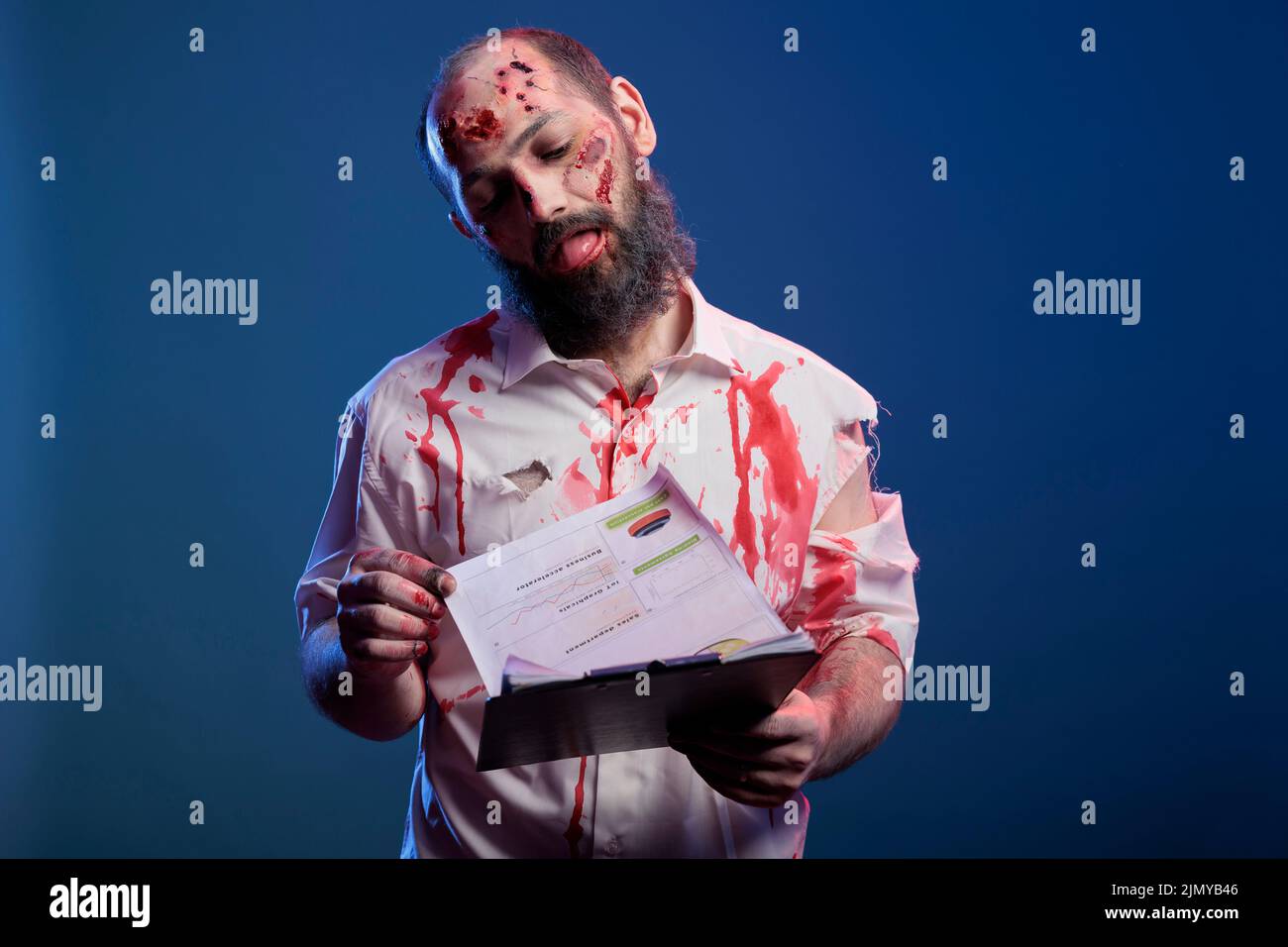 Gruseliges halloween-Monster, das Geschäftsdokumente ansieht und ...