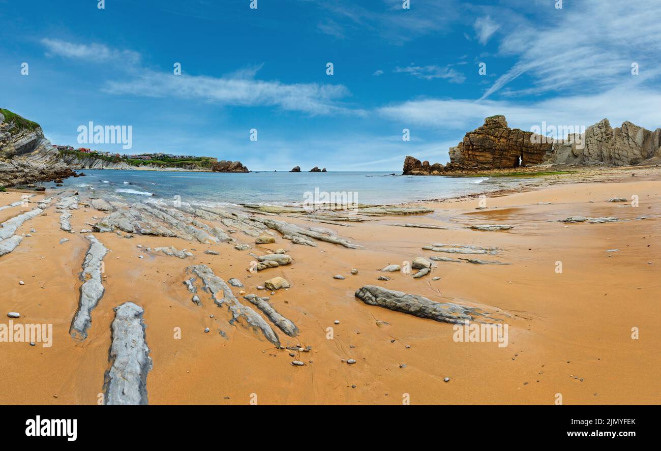 Schöne sandige Playa Del Portio (Biskaya, Kantabrien, Spanien) Sommerlandschaft. Blick auf die Atlantikküste mit Felsformationen Stockfoto