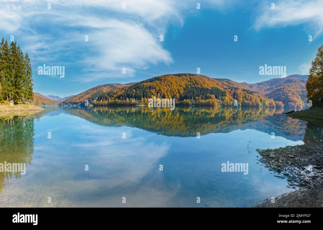 Vilshany Wasserreservoir am Tereblya Fluss, Transkarpatien, Ukraine. Malerischer See mit Wolken Reflexion. Wunderschönes Autu Stockfoto