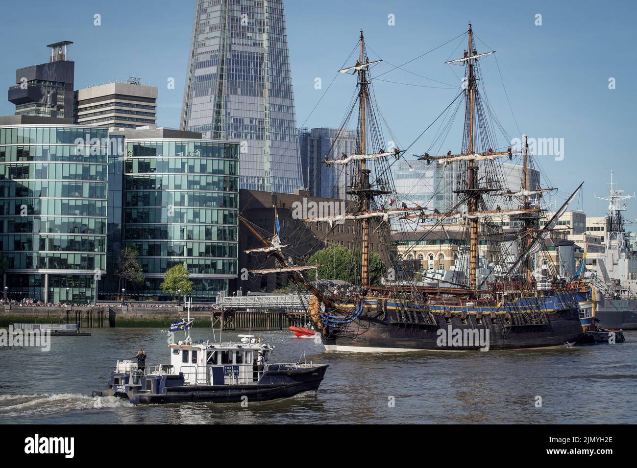 London, Großbritannien. 8.. August 2022. Göteborg - Schwedisches Segelschiff kommt in die Stadt. Das größte aktive Holzsegelschiff der Welt kommt in London an. Die Gotheborg, eine nahezu perfekte Nachbildung eines großen Schiffes aus dem 18.. Jahrhundert, wurde ursprünglich im Jahr 1738 ins Leben gerufen und stammt aus der schwedischen Ostindien-Kompanie. Diese Replik dauerte 20 Jahre, um mit der Arbeit ab 1995 zu bauen. Kredit: Guy Corbishley/Alamy Live Nachrichten Stockfoto