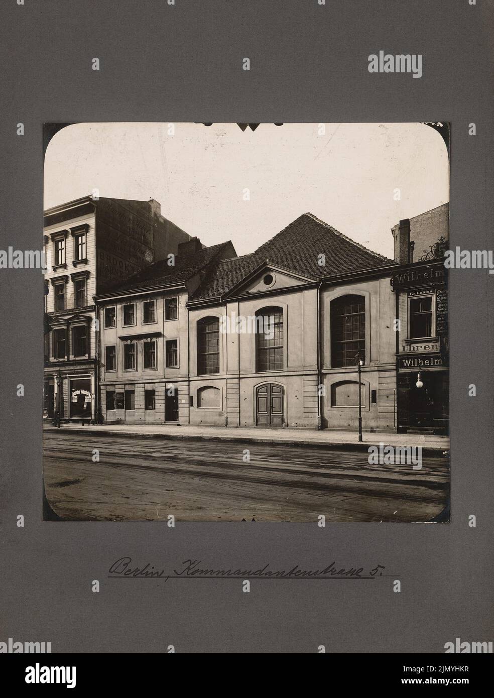 Königlich-preußisches Messbild, Haus Kommandantenstraße 5, Berlin (ohne dat.): Straßenansicht. Foto auf Karton, 31,2 x 23,6 cm (einschließlich Scankanten) Stockfoto