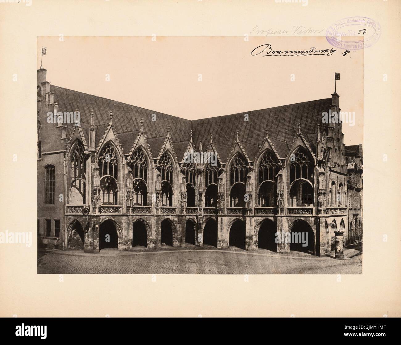 Unbekannter Fotograf, das alte Rathaus, Braunschweig (ohne Datum): Straßenfassadenansicht von Südosten. Foto auf Karton, 28,1 x 35,5 cm (einschließlich Scankanten) Stockfoto