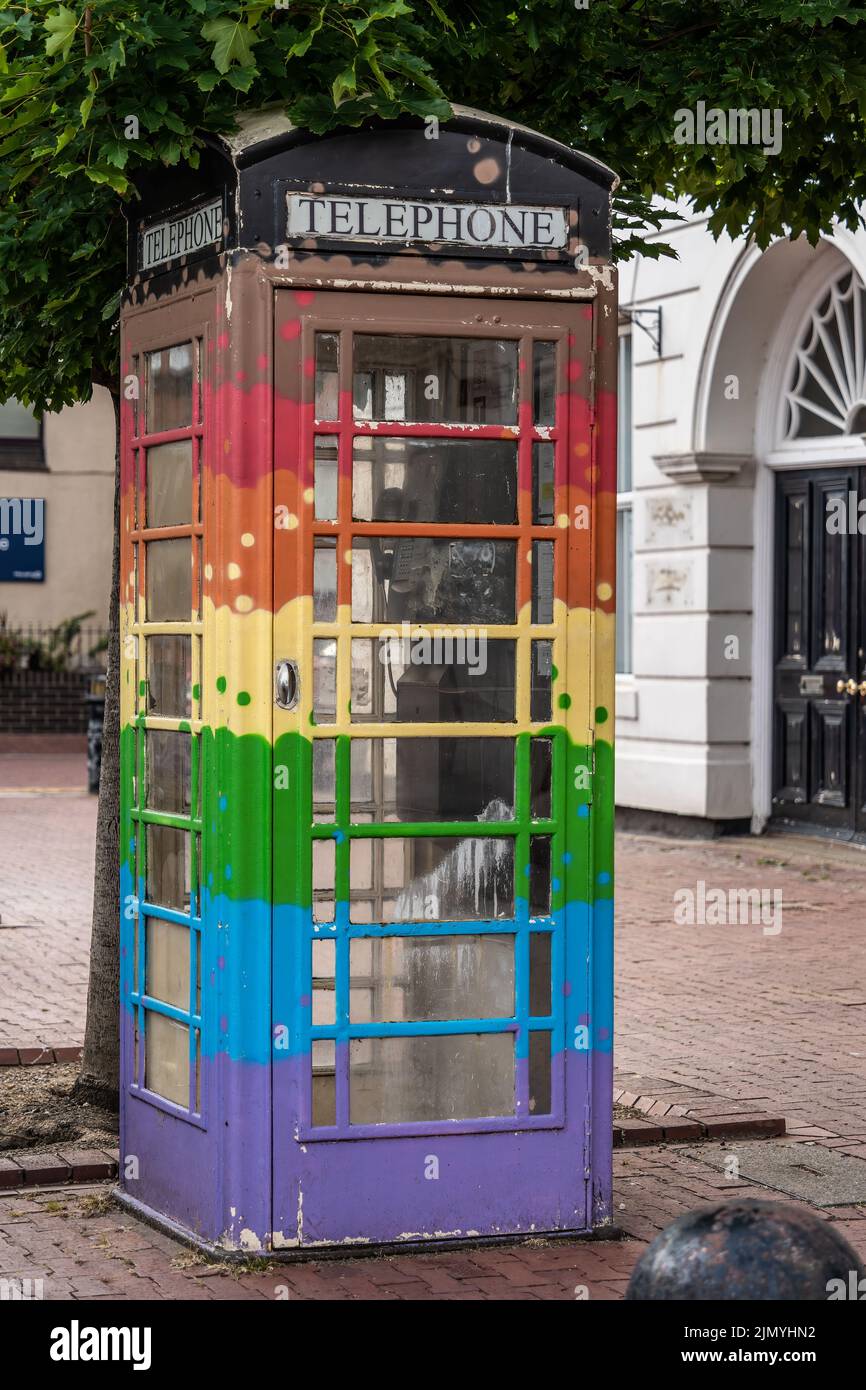 KINGSTON UPON HULL, YORKSHIRE, Großbritannien - JULI 17: Bemalte Telefonbox in Kingston upon Hull am 17. Juli 2022 Stockfoto