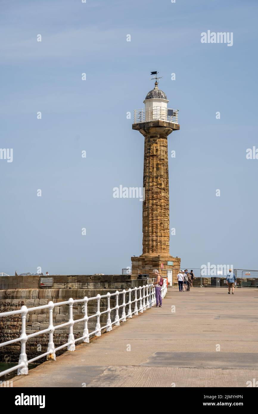 WHITBY, NORTH YORKSHIRE, Großbritannien - 19. JULI: Aussichtsturm am Hafeneingang in Whitby, North Yorkshire, am 19. Juli 2022. Unide Stockfoto