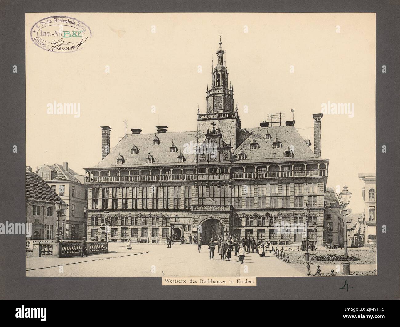 Unbekannter Fotograf, Rathaus, Emden (ohne Datum): west Side. Foto, 23,6 x 31,5 cm (einschließlich Scankanten) Stockfoto