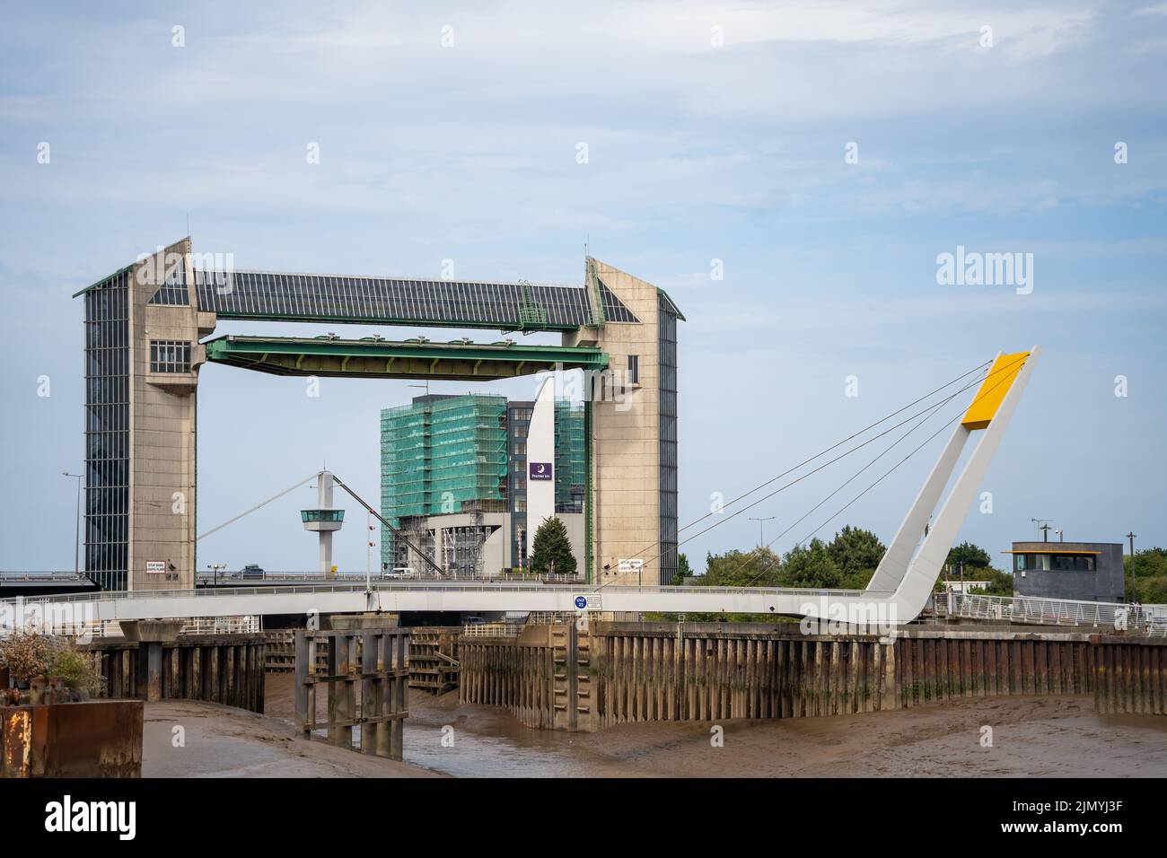 KINGSTON UPON HULL, YORKSHIRE, Großbritannien - 17. JULI: Fußgängerbrücke und Gezeitenbarriere in Kingston upon Hull am 17. Juli 2022 Stockfoto
