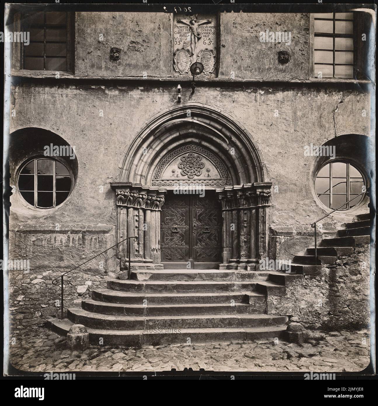 Königlich-preußisches Messbild, Stadtkirche, Nossen (ohne dat.): Ansicht eines romanischen Portals vom Kloster Altzella mit offener Treppe. Foto, 40,4 x 40,3 cm (einschließlich Scankanten) Stockfoto