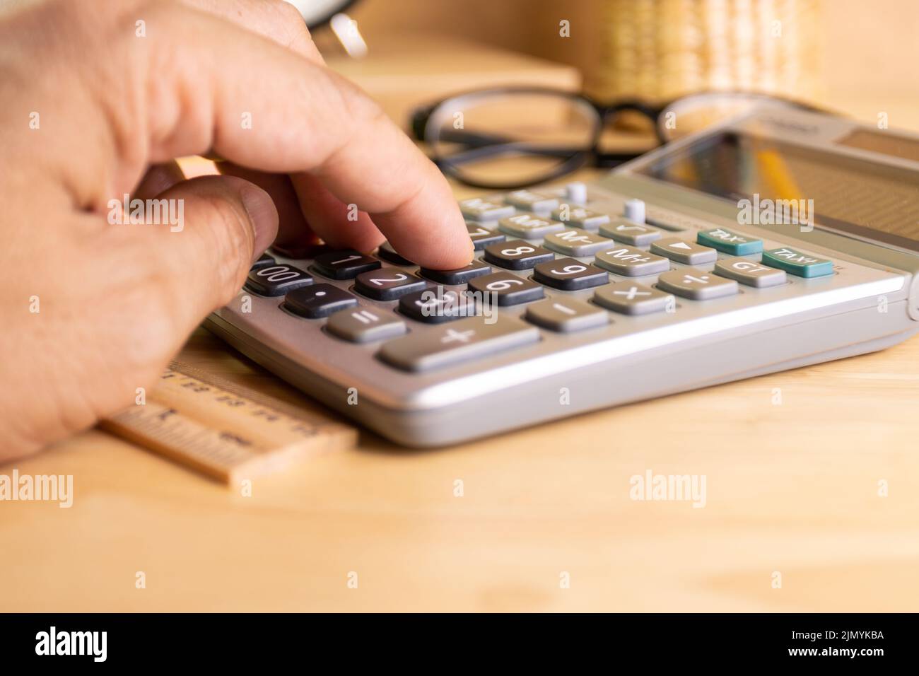 Nahaufnahme des menschlichen Fingerdruckknopfes des Berechnungskonzepts Berechnung von Einkommen, Ausgaben, Berechnung Stockfoto