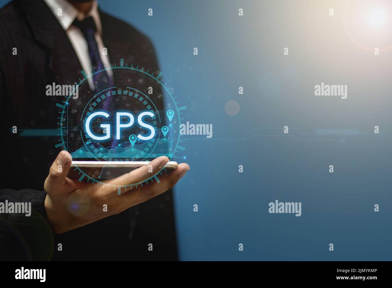 Geschäftsleute nutzen das Internet-Netzwerk auf dem Mobiltelefon Finden Sie mit GPS Navigator Map eine Stadt. Mann, der das Smartphone mit dem GPS-Standortsymbol verbunden hält Stockfoto