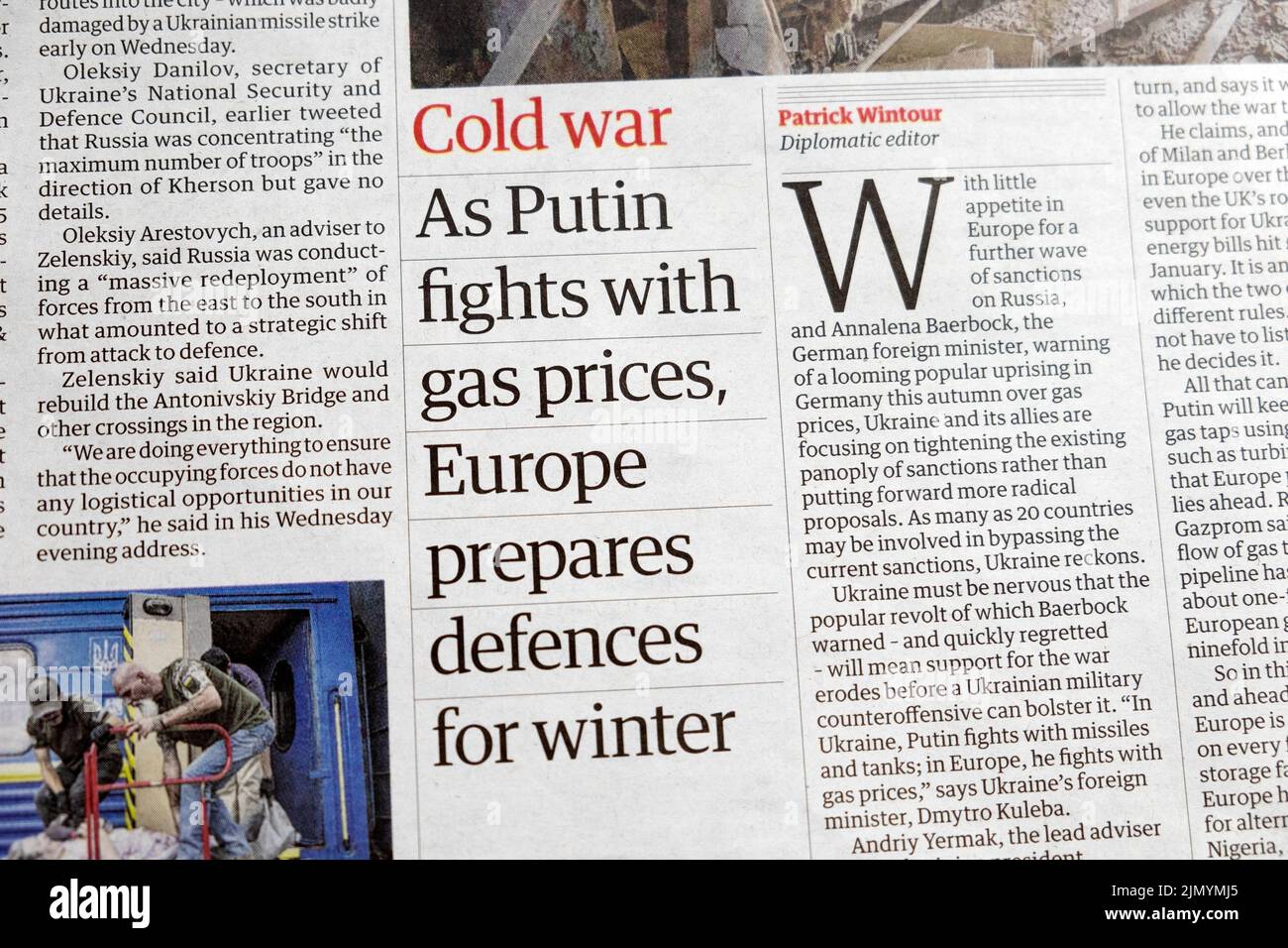 „Kalter Krieg während Putin mit den Gaspreisen kämpft, bereitet Europa die Verteidigung für den Winter vor“, titelt die Zeitung Guardian den Energieartikel 29. Juli 2022 London Großbritannien Stockfoto