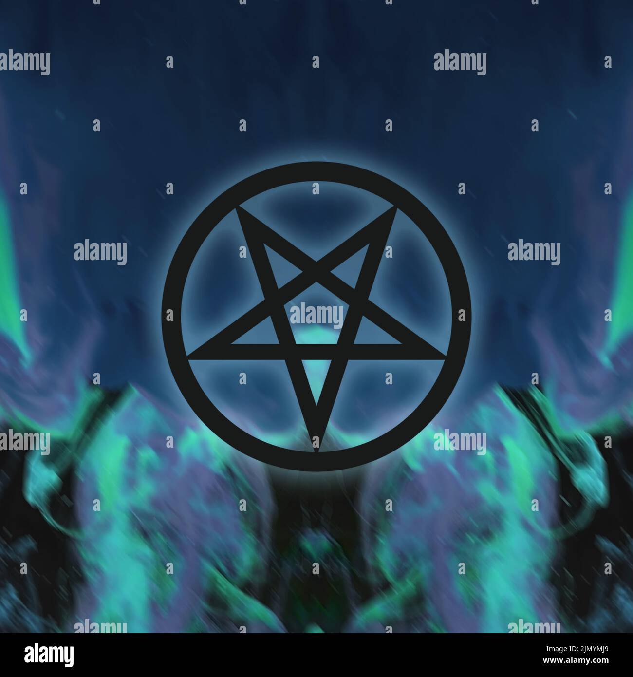 Satanisches Pentagramm auf blauem Rauchhintergrund Stockfoto