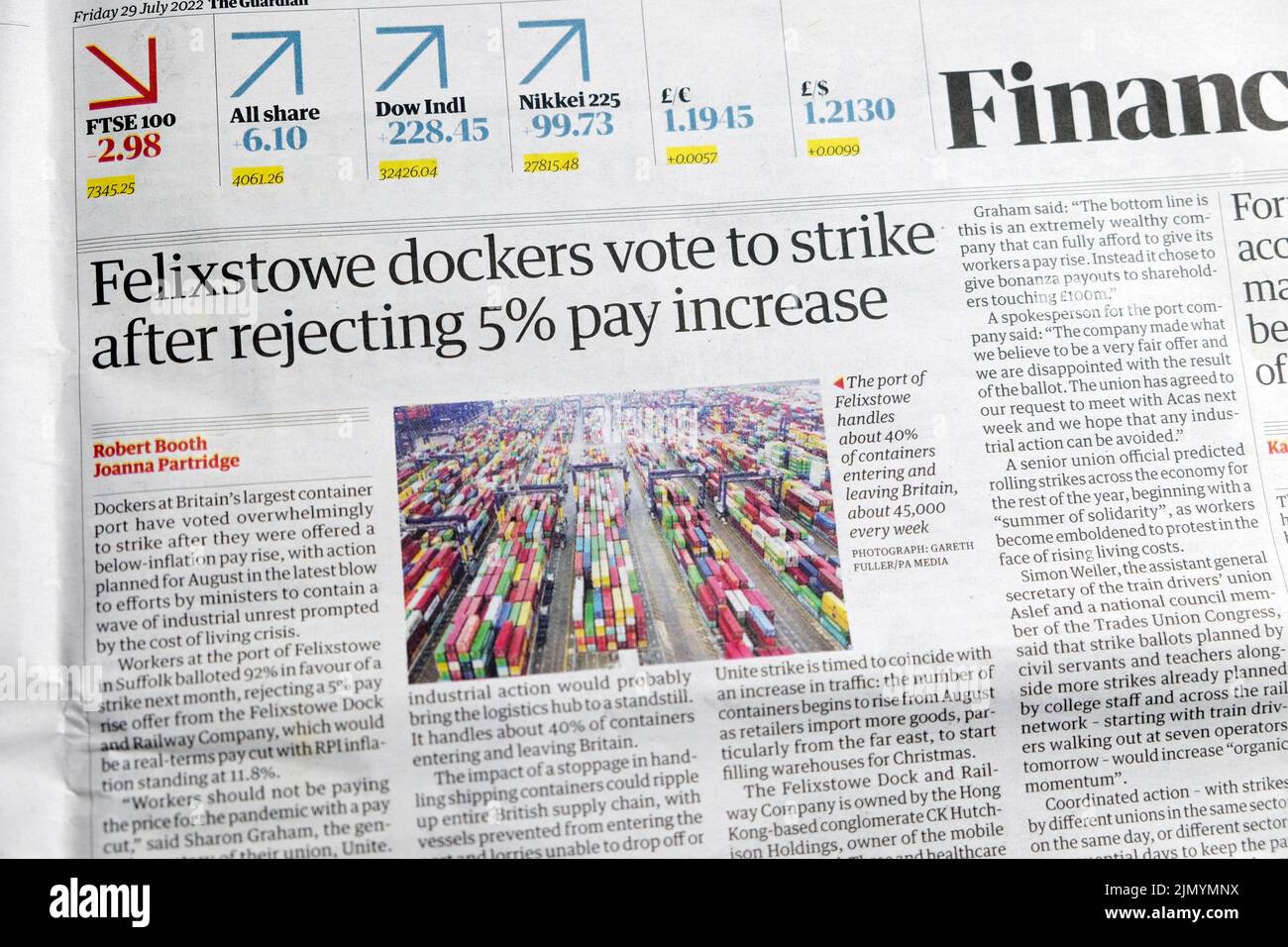 "Felixstowe Hafenarbeiter stimmen für Streik, nachdem sie eine Gehaltserhöhung von 5 % abgelehnt haben" Financial page Guardian headline 29 July 2022 London Großbritannien Großbritannien Stockfoto