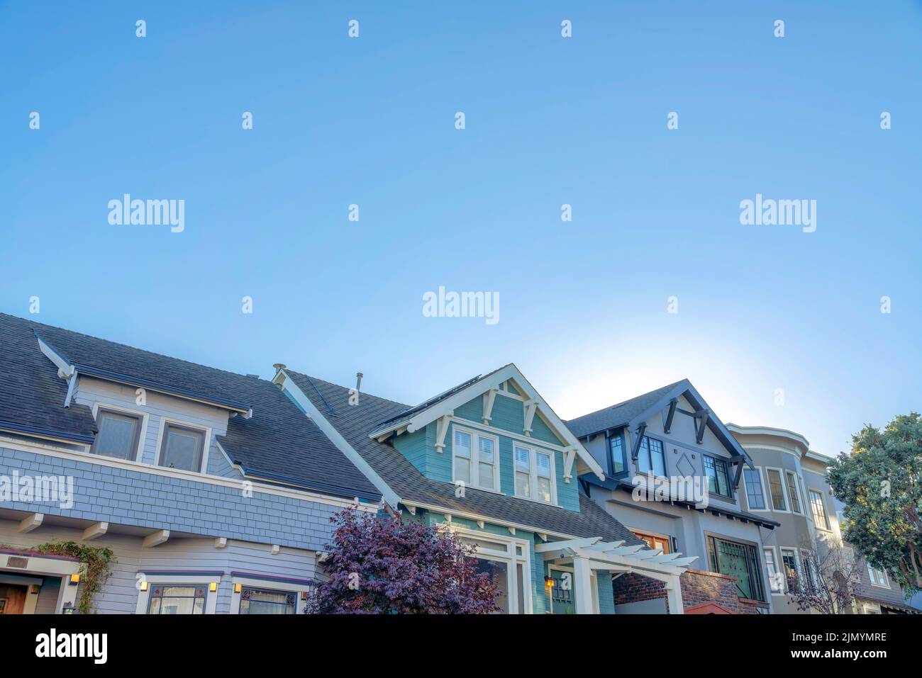 Häuser mit dekorativen Gebiden und Klammern in San Francisco, Kalifornien. Auf der linken Seite befinden sich zwei Häuser mit Dachgächern und lackierten Holzverkleidungen Stockfoto