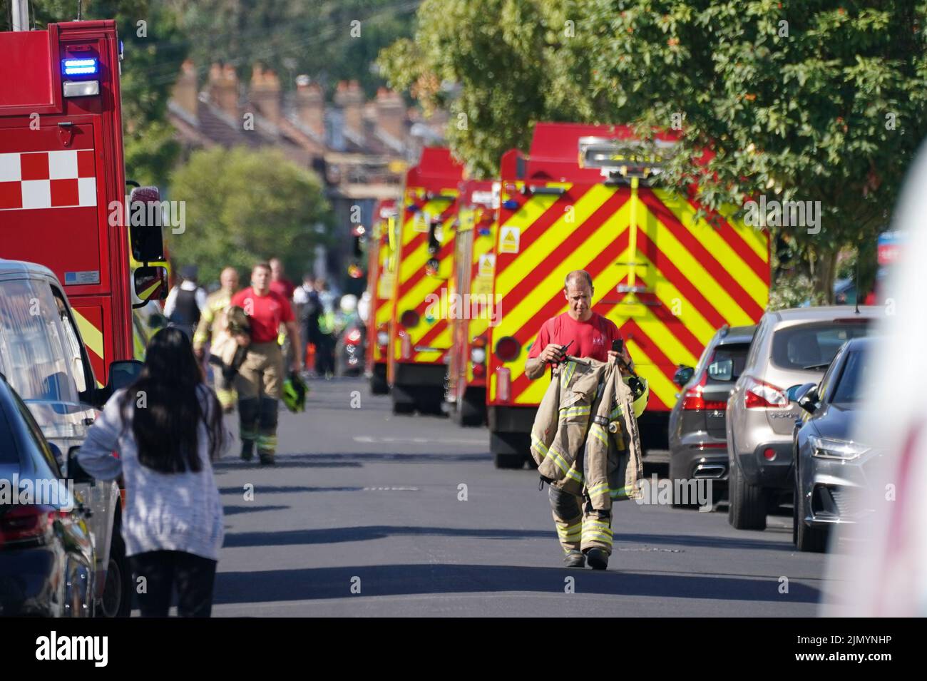 Rettungsdienste am Tatort in der Galpin's Road in Thornton Heath, im Süden Londons, wo die Londoner Feuerwehr (LFB) berichtet, dass ein Haus bei einem Brand und einer Explosion eingestürzt ist. Bilddatum: Montag, 8. August 2022. Stockfoto