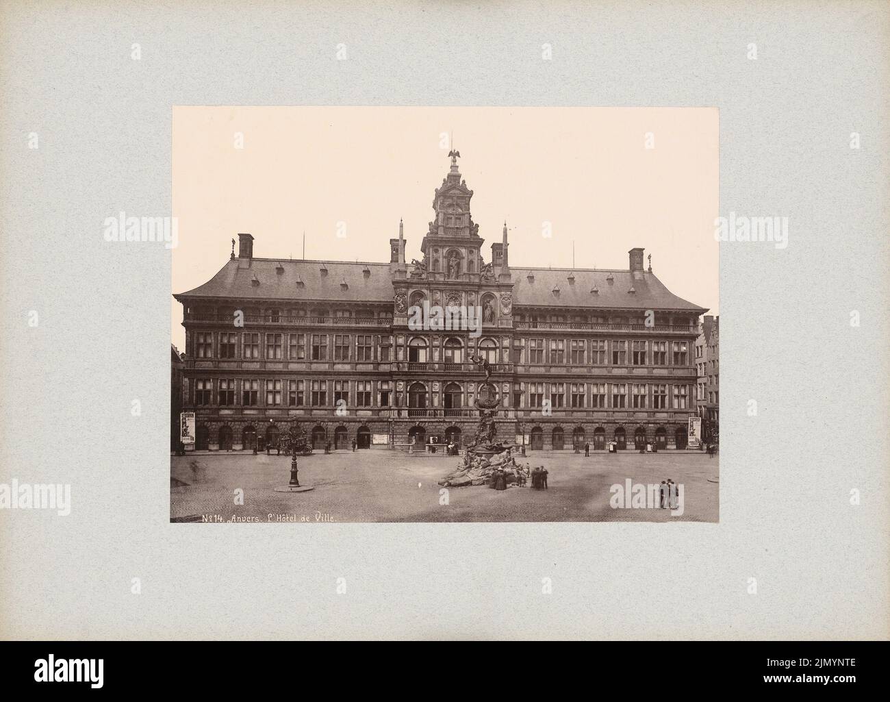 Unbekannter Fotograf, Hôtel de Ville, Antwerpen (ohne dat.): Fassadenansicht des Rathauses zum Marktplatz. Foto, 30,8 x 42,8 cm (einschließlich Scankanten) Stockfoto