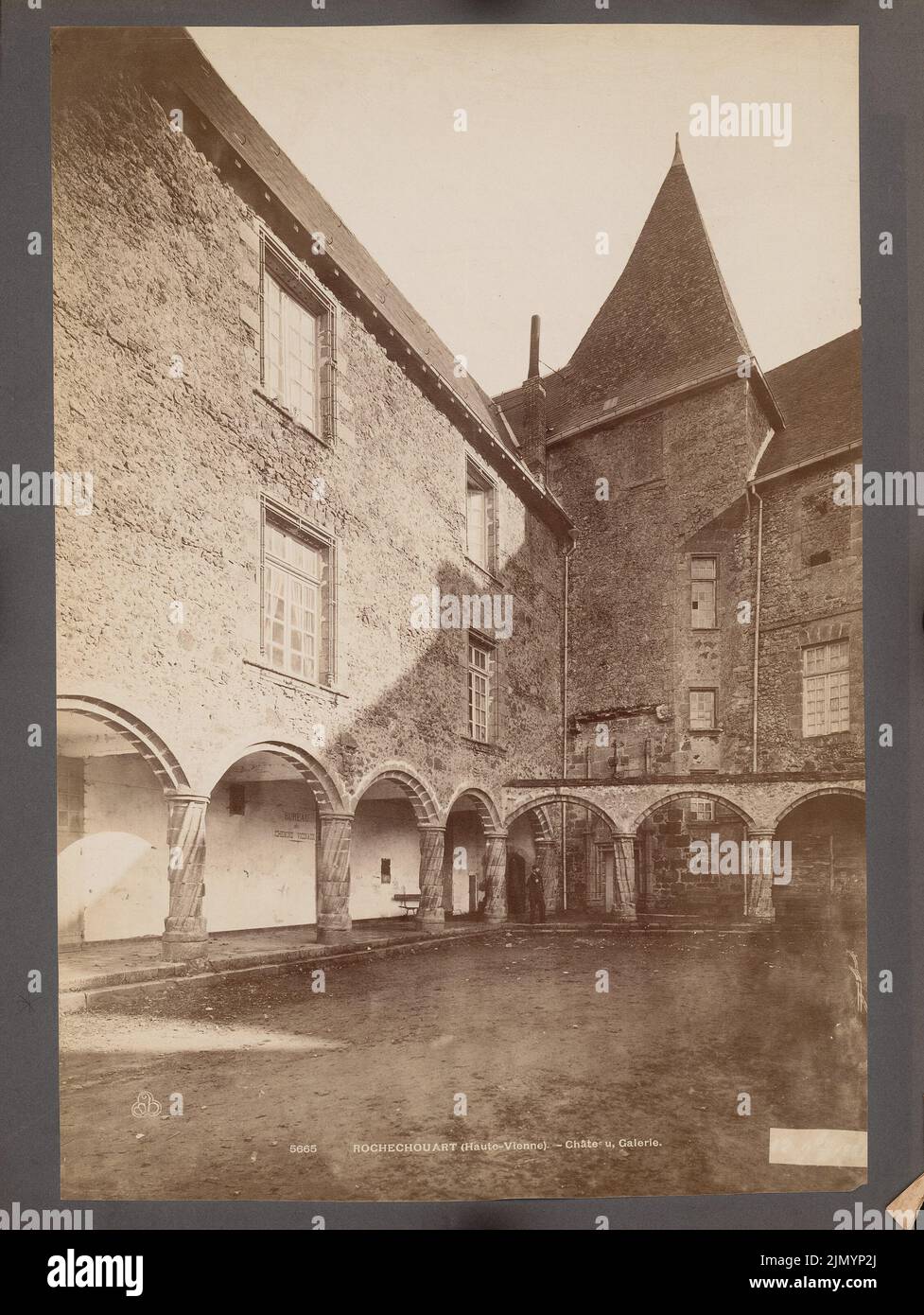 Unbekannter Fotograf, Schloss, Rochechouart (ohne dat.): Arkaden der Galerie. Foto auf Karton, 41,6 x 31,2 cm (einschließlich Scankanten) Stockfoto