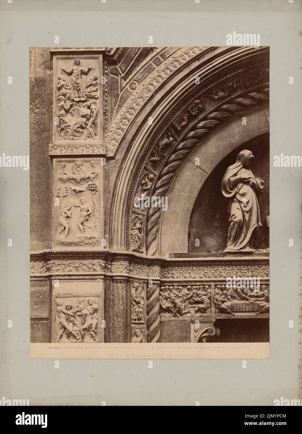 Alinari, Basilica di S. Petronio, Bologna (ohne dat.): Detail des Supraports des linken Portals. Foto auf Karton, 32,4 x 24,1 cm (einschließlich Scankanten) Stockfoto
