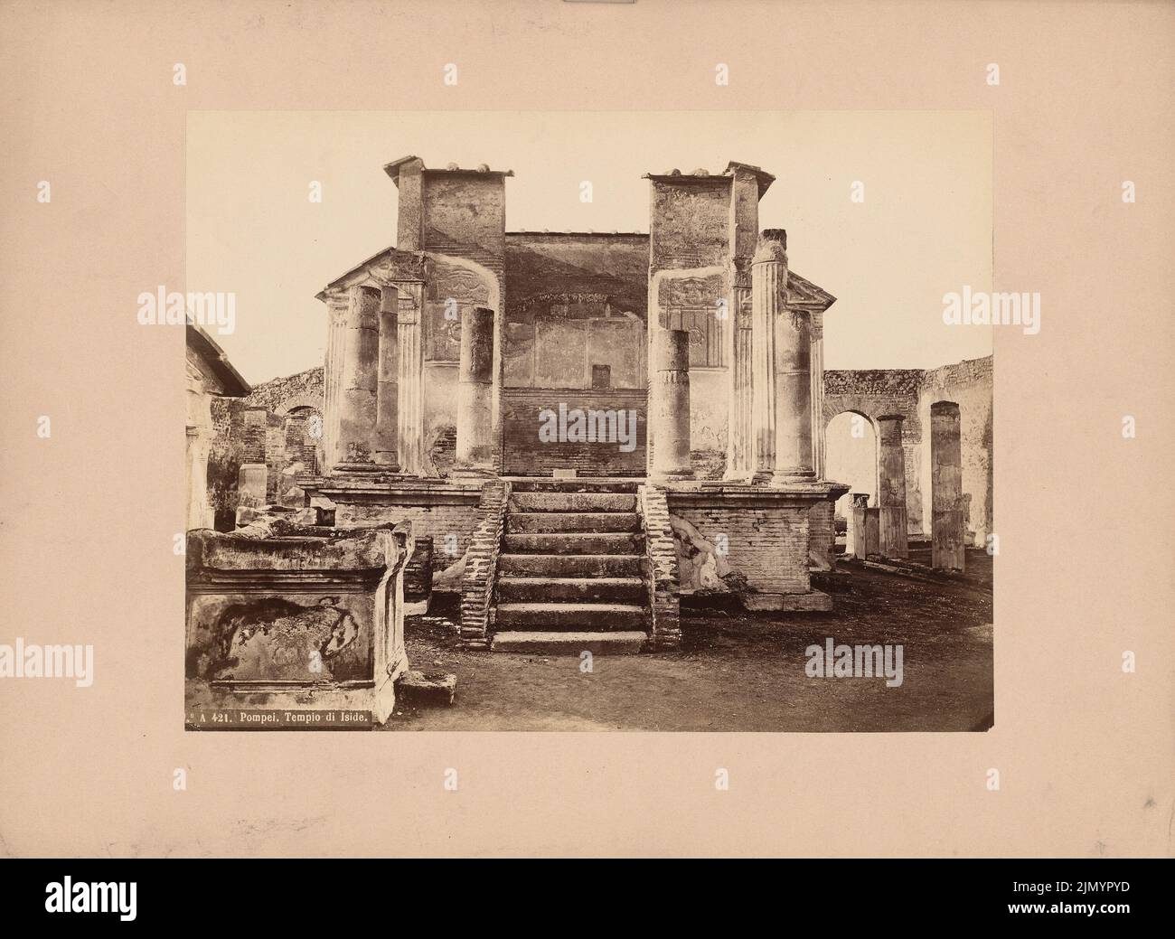 Unbekannter Fotograf, Tempel des IS, Pompeji (ohne dat.): Blick auf den Osten der Treppe, die Überreste der vierschiffigen Vorhalle und die Cella der Plattenmarke. Foto auf Karton, 27,2 x 37,3 cm (einschließlich Scankanten) Stockfoto