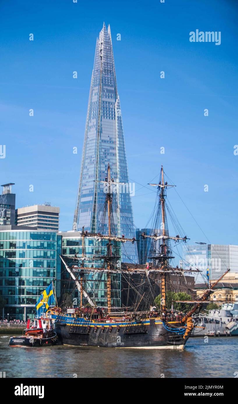 London Großbritannien 8. August 2022 die Shrad, die dem schwedischen Schiff Götheborg aus dem 18.. Jahrhundert einen schönen Hintergrund gibt, segelte heute nach London. 15 Jahre nach dem letzten Besuch des Schiffes in London fuhr das größte Seeschiff aus Holz durch die erhöhte Tower Bridge. Sie wird am South Dock Quay in Canary Wharf angedockt. Täglich für Besucher geöffnet. Paul Quezada-Neiman/Alamy Live News Stockfoto