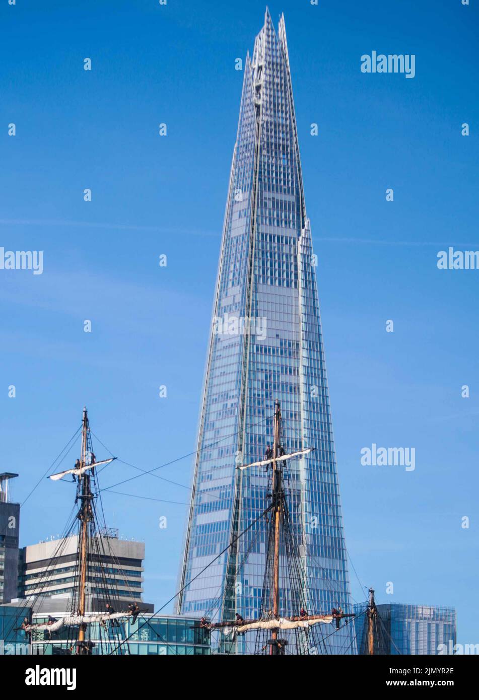 London UK 8 August 2022 Replik 18. Jahrhundert schwedisches Schiff Göteborg segelte heute nach London. Segler können auf den Segeln gesehen werden. Das größte Seeschiff der Welt aus Holz fuhr durch die erhöhte Tower Bridge, 15 Jahre nachdem das Schiff zuletzt London besucht hatte. Sie wird am South Dock Quay in Canary Wharf angedockt. Täglich für Besucher geöffnet. Paul Quezada-Neiman/Alamy Live News Stockfoto