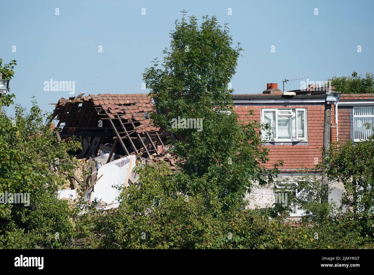 Die Szene in Galpin's Road in Thornton Heath, im Süden Londons, wo die Londoner Feuerwehr (LFB) berichtet, dass ein Haus bei einem Brand und einer Explosion eingestürzt ist. Bilddatum: Montag, 8. August 2022. Stockfoto