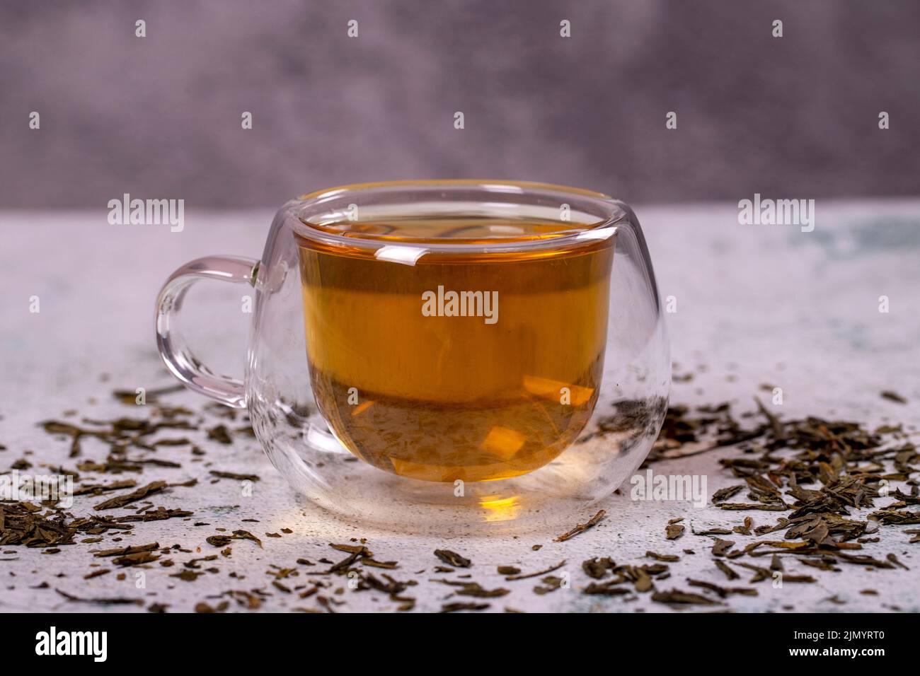 Grüner Tee. Grüner Tee auf Stein Hintergrund. Gesunde Getränke. Kräutertee-Konzept. Nahaufnahme Stockfoto