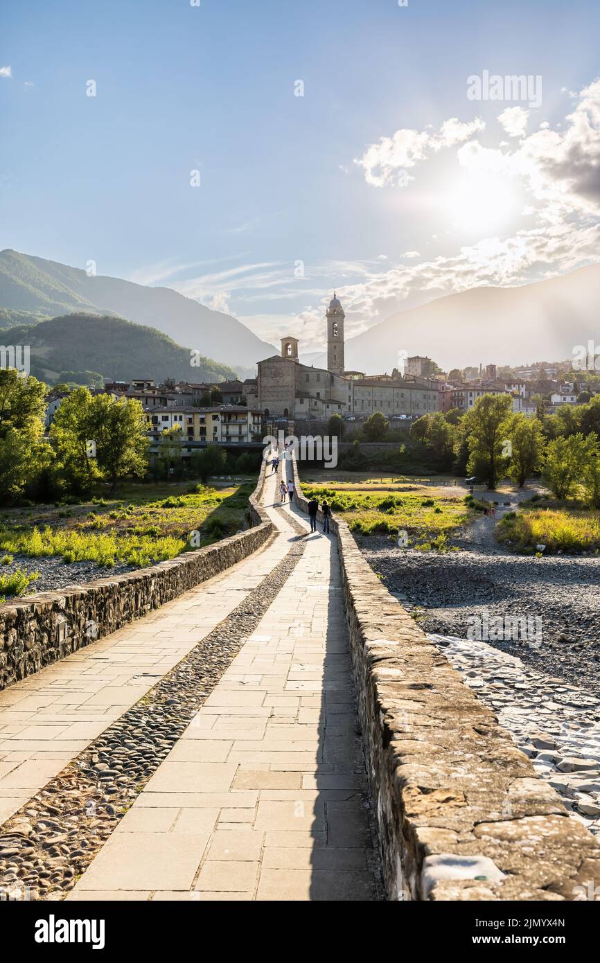 Die Buckelbrücke (Ponte Gobbo) in Bobbio Town, Piacenza, Italien. Stockfoto