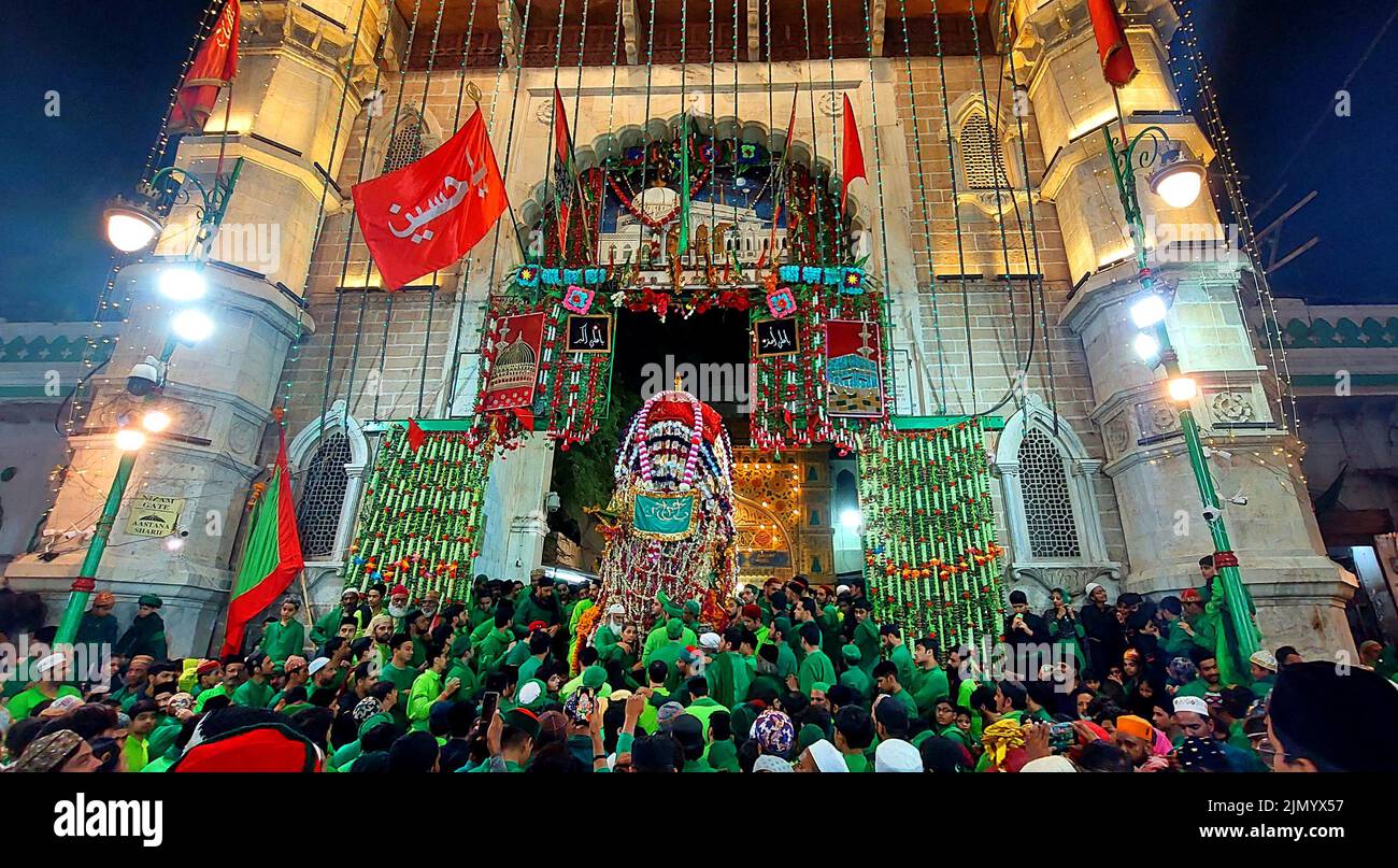 Indische Muslime nehmen am 07. August 2022 an einer Tajia-Prozession während des heiligen islamischen Monats Muharram im Heiligtum des sufi-heiligen Khwaja Moinuddin Chishti in Ajmer, Rajasthan, Indien, Teil. Foto von ABACAPRESS.COM Stockfoto