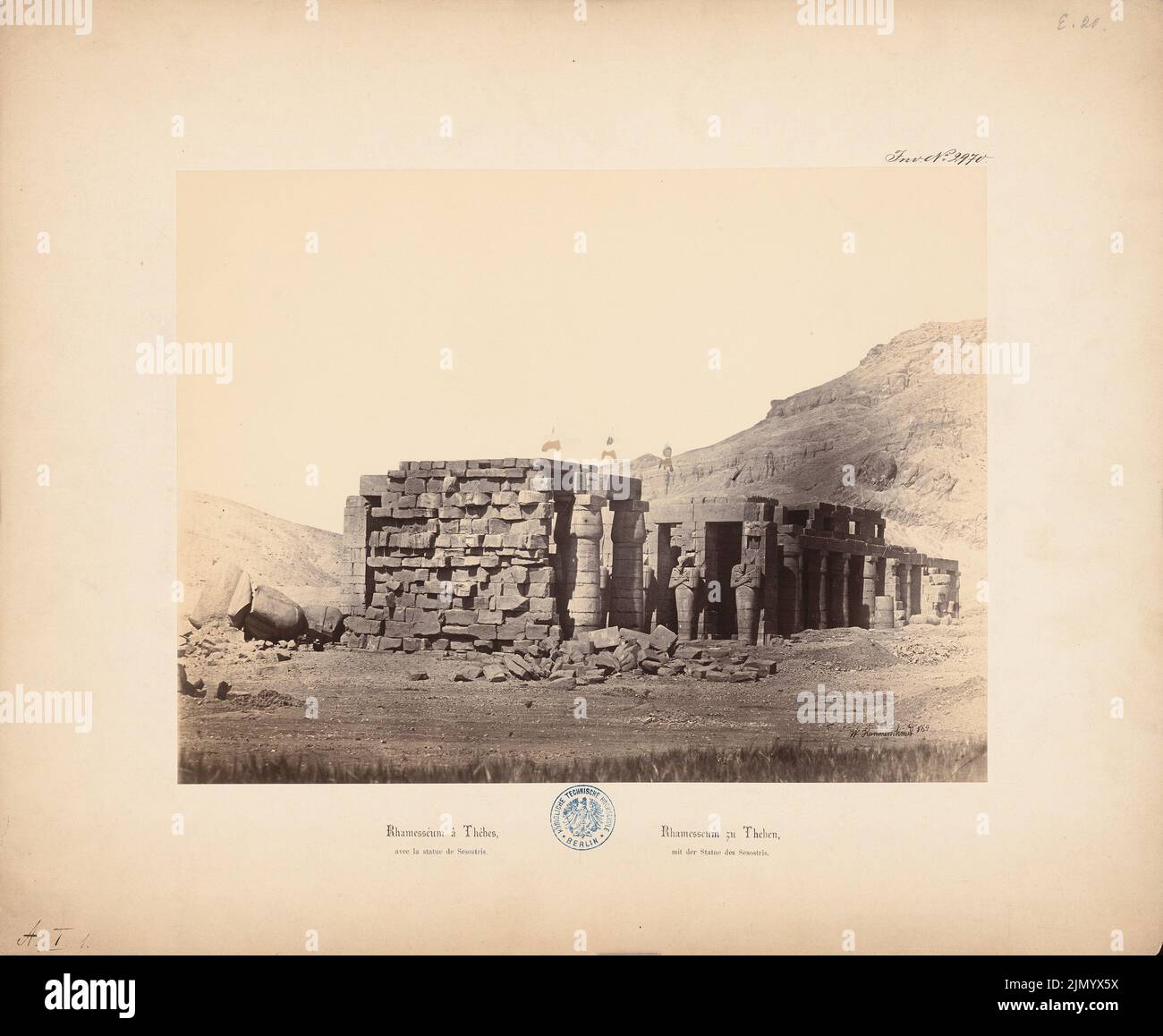 Hammerschmidt Wilhelm, Ramesseum mit Statue des sesostris, Theben (1860/1865): Ansicht der Ruinen der Rams II. Foto auf Karton, 37,2 x 45,3 cm (einschließlich Scankanten) Stockfoto