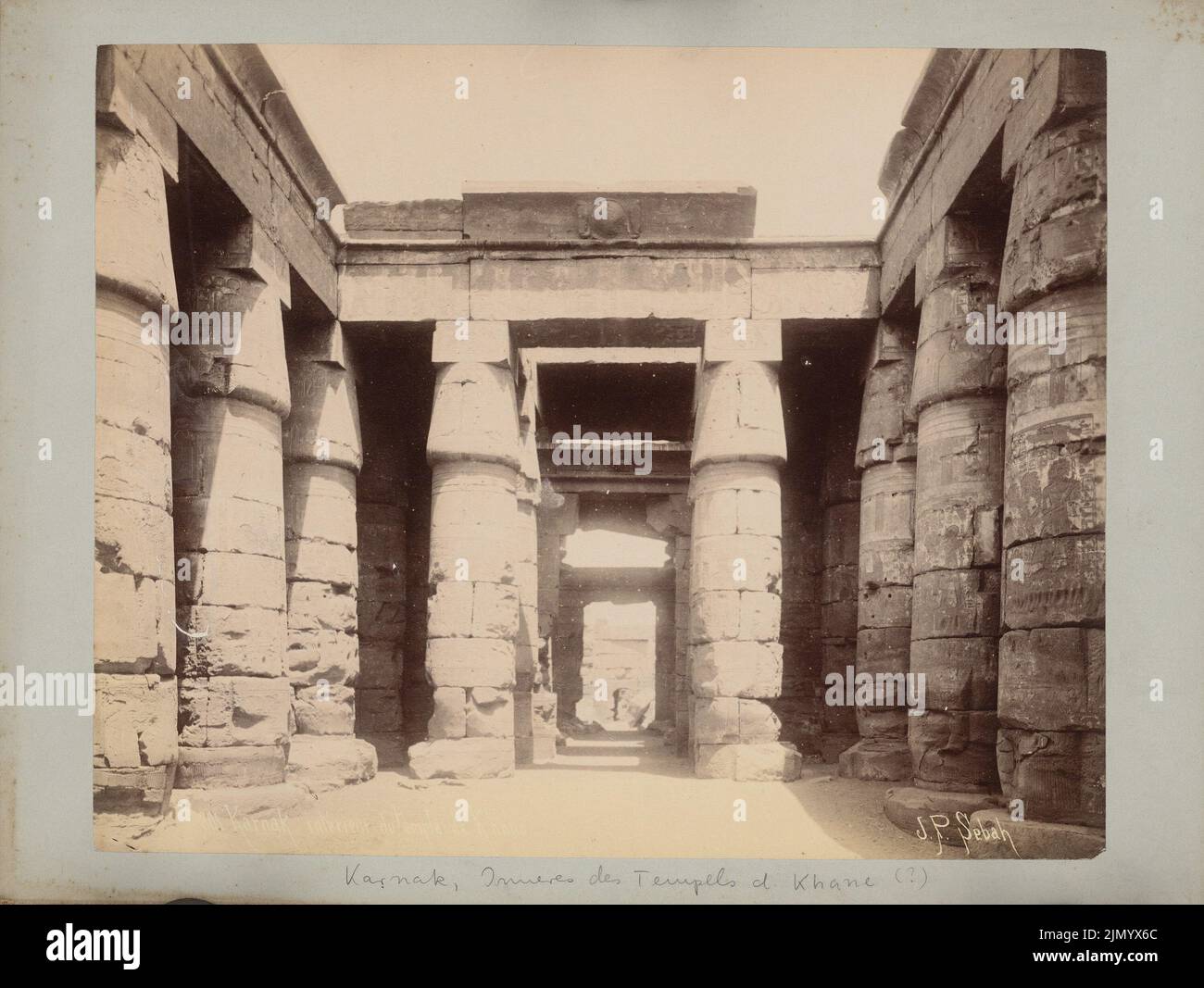 Sebah Jean Pascal (1823-1890), Chons Temple, Karnak (ohne dat.): Blick in den Kolonnaden-Innerhof. Foto auf Karton, 24,3 x 32,4 cm (einschließlich Scankanten) Stockfoto
