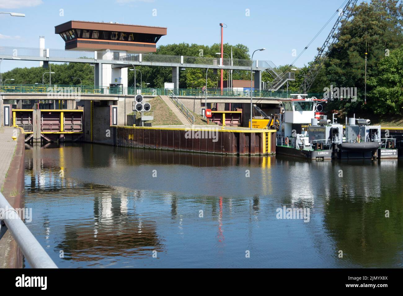 Oberhausen Lirich, Deutschland. 07. August 2022. Ein funktionierendes Schiff mit Kran steht vor dem Schleusentor im Unterwasser der Schleuse Oberhausen-Lirich, die für Reparaturarbeiten geschlossen ist, Schleusengruppe Oberhausen am Rhein-Herne-Kanal, RHK, in Gelsenkirchen, 3.. August 2022, ? Kredit: dpa/Alamy Live Nachrichten Stockfoto