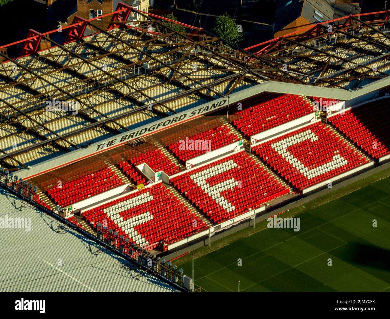 Nottingham Forrest The City Count und Meadow Lane Notts County aus der Luft, Luftaufnahme von einer Drohne River Trent Nottingham Stockfoto