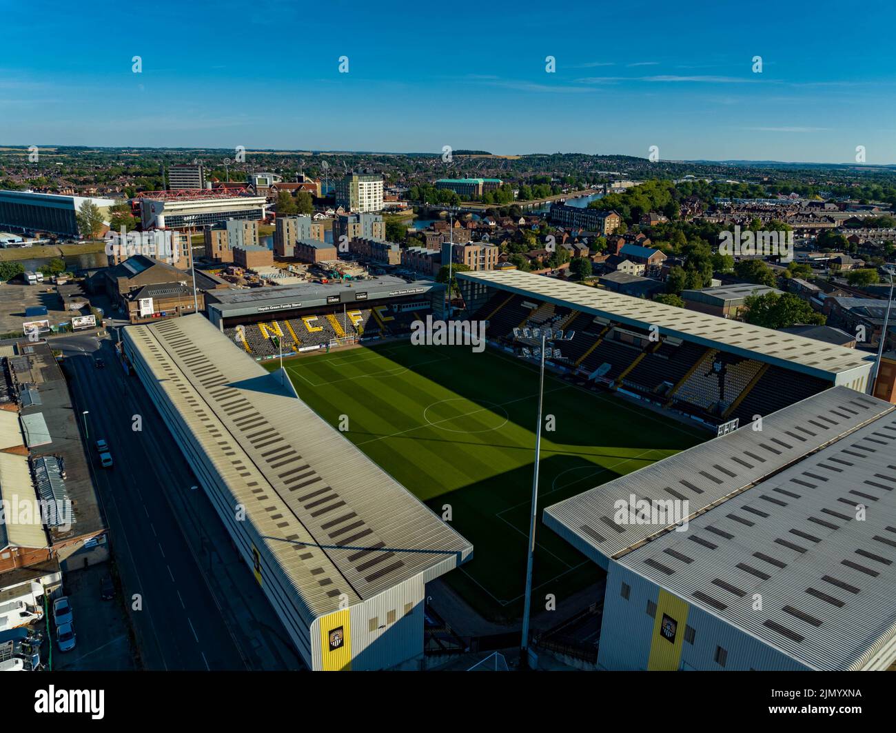 Nottingham Forrest The City Count und Meadow Lane Notts County aus der Luft, Luftaufnahme von einer Drohne River Trent Nottingham Stockfoto