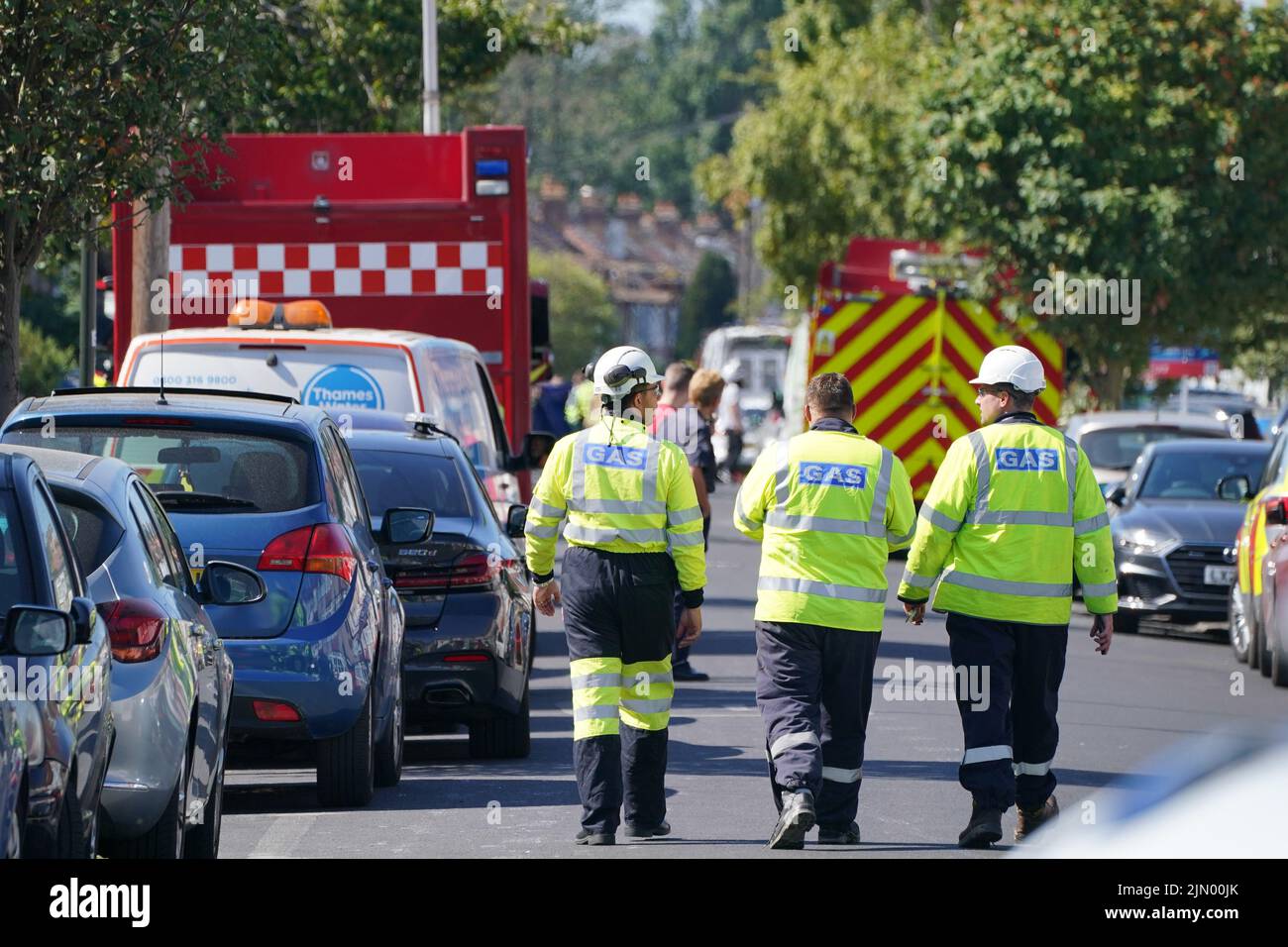 Gasmitarbeiter an einer Szene in Galpin's Road in Thornton Heath, im Süden Londons, wo ein Haus inmitten eines Feuers und einer Explosion eingestürzt ist. Bilddatum: Montag, 8. August 2022. Stockfoto
