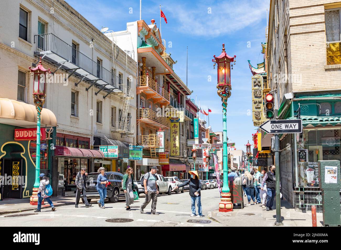 San Francisco, USA - 19. Mai 2022: Panoramaaussicht auf das Finanzviertel der Innenstadt von Wolkenkratzern vom Portsmouth Square in Chinatown von San F. Stockfoto