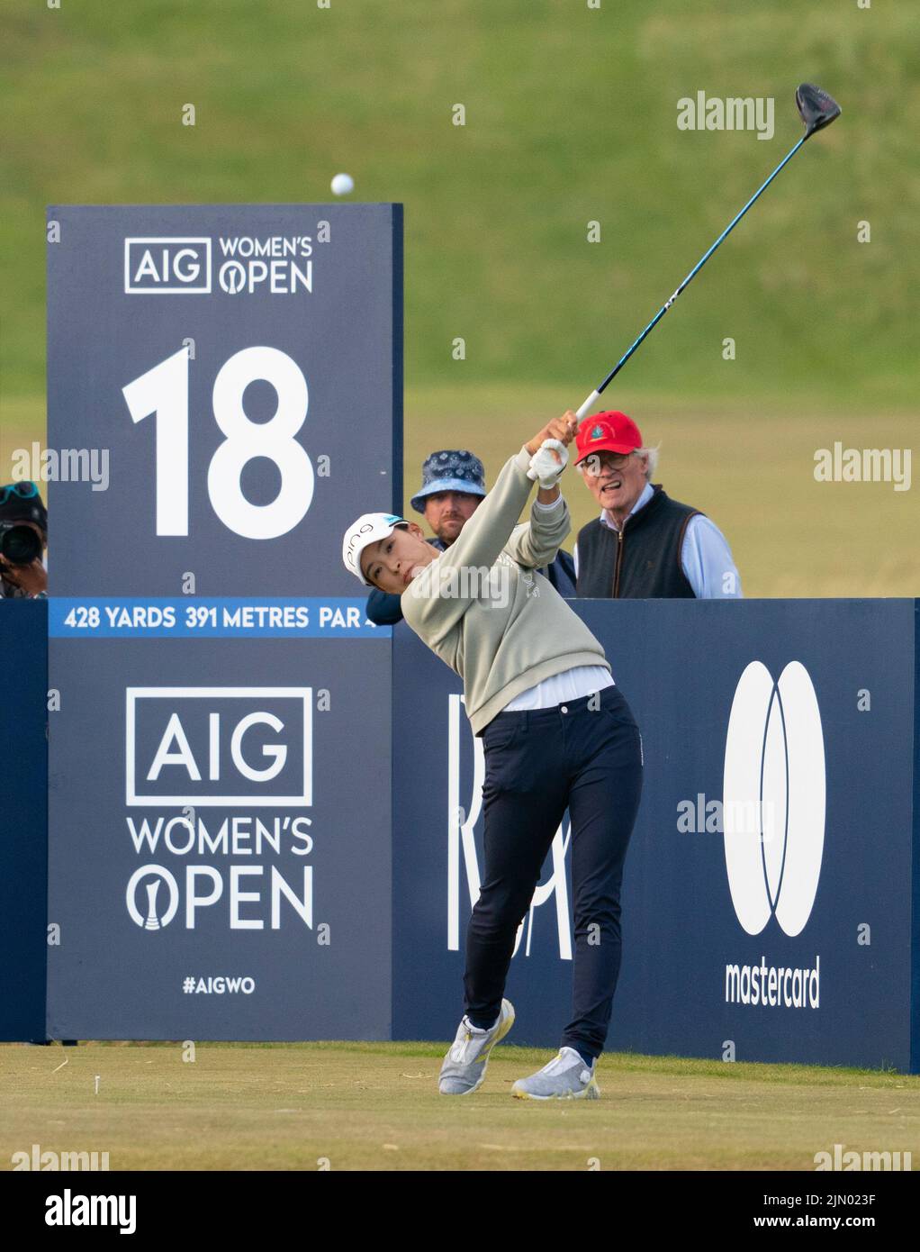 Gullane, Schottland, Großbritannien. 7.. August 2022. Finalrunde der AIG Women’s Open Golf Championship in Muirfield in Gullane, East Lothian. Bild; Hinako Shibuno spielt auf dem 18. Loch einen Abschlag. Iain Masterton/Alamy Live News Stockfoto